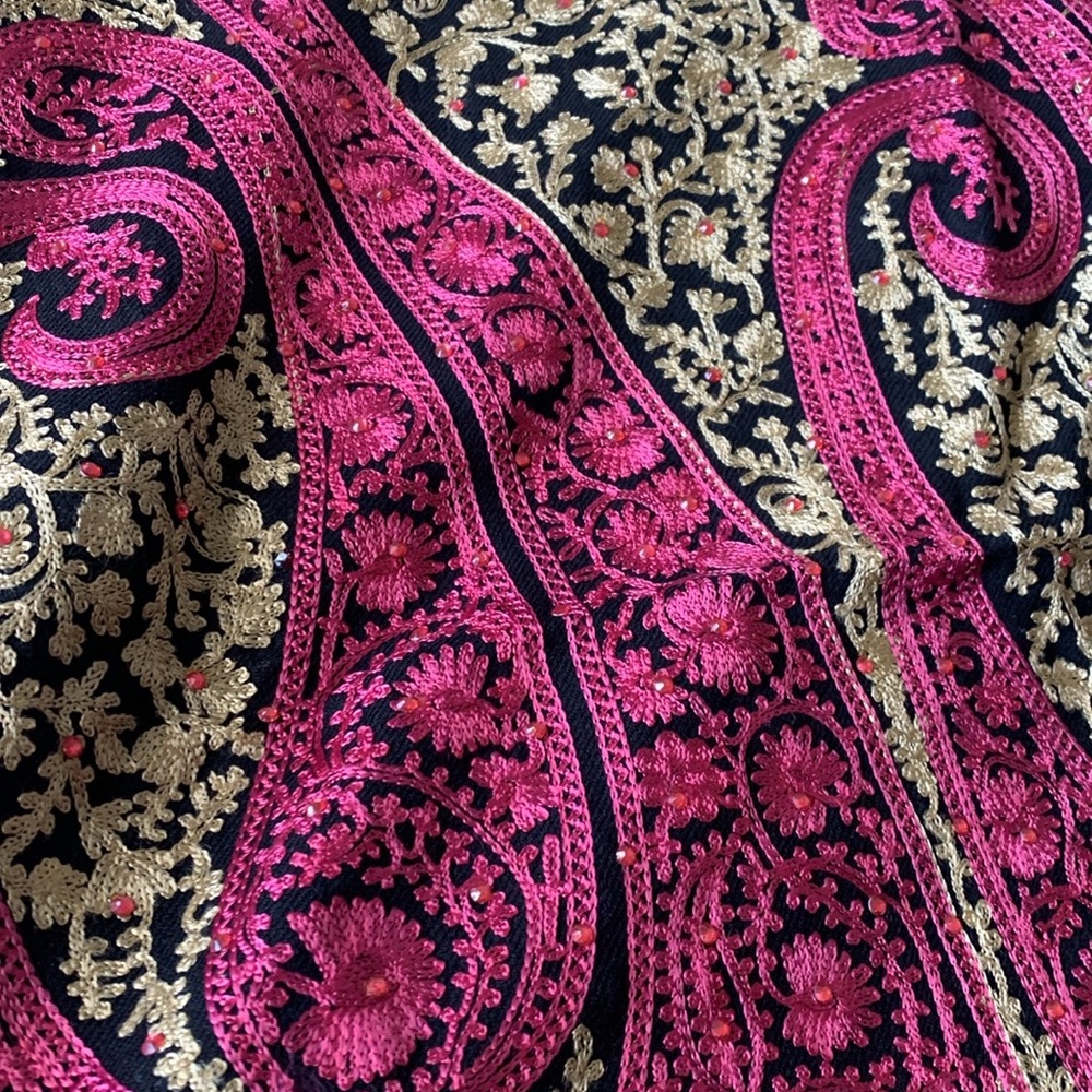 Sequenced Shall Scarf - Picture 5 of 8